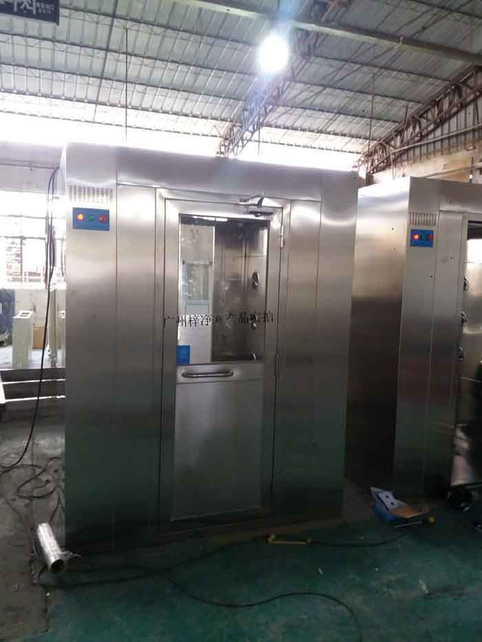 風(fēng)淋室應(yīng)配備高效過濾器，確保過濾效率達(dá)到行業(yè)要求。
