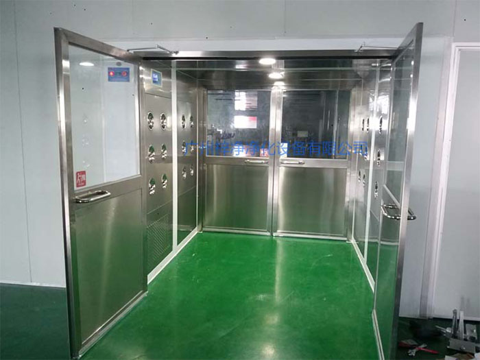 貨淋室主要用于物料表面的除塵，常用于生產(chǎn)線或倉(cāng)庫(kù)的出口處。